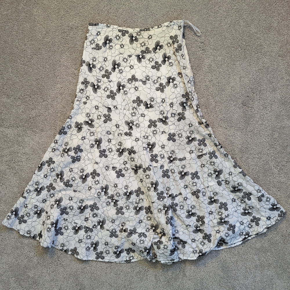GUC Persaman New York Long Floral Skirt, White & Black, 2 - Picture 4 of 9